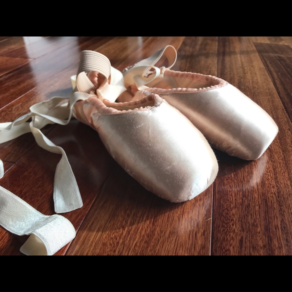 NEW Capezio Glisse Pointe Shoes
